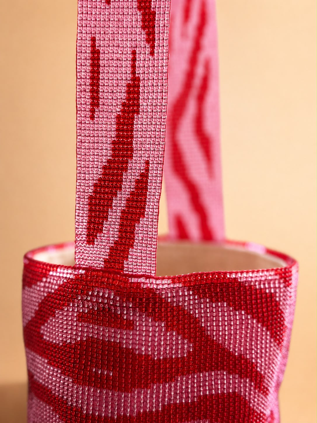 Detalle del tejido en cristales de la pieza Fucsia Cebra